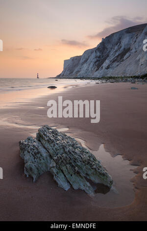 Falaise Beachy Head et le phare près de Eastbourne, East Sussex, England, UK Banque D'Images