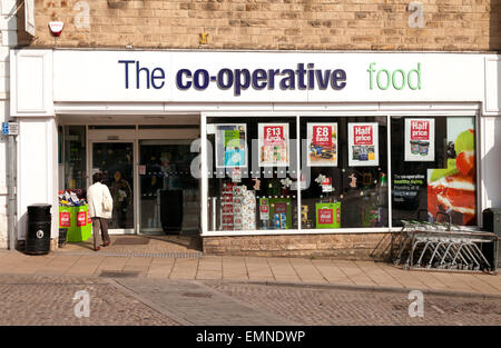 L'extérieur de la coopérative supermarché food store, la place du marché, Richmond, Yorkshire, UK Banque D'Images