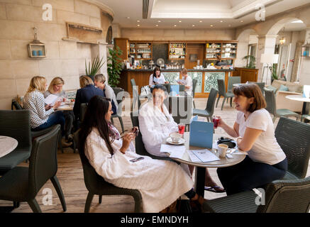 Les femmes dans leurs robes sur un week-end spa santé dans le café-bar salon, salle de Ragdale Spa, Leicestershire, UK Banque D'Images