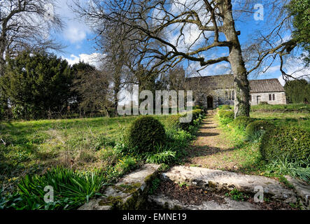 L'église est l'édifice majeur dans le minuscule hameau pittoresque de chalets (Piddle flaque) dans le Dorset, Angleterre, Royaume-Uni. Banque D'Images