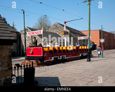 Promenade Vintage Tramway à l'Crich Tramway Museum,Crich, Matlock, Derbyshire, Royaume-Uni. Banque D'Images