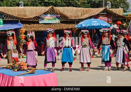 Minorités Liso danser lors d'un festival à Doi Mae Salong, Thaïlande Banque D'Images