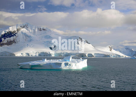 Petit iceberg et de montagnes aux sommets enneigés de l'Antarctique Antarctique péninsulaire Canal Lemaire Banque D'Images