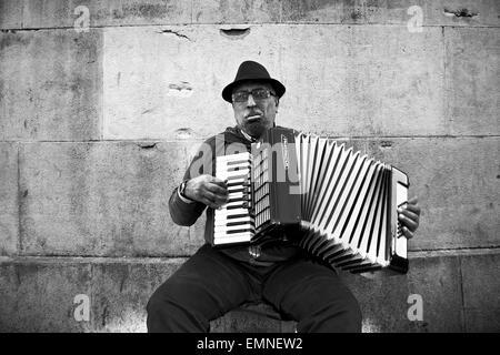 Tsigane roumaine à jouer de l'accordéon, Barcelone, Espagne. Banque D'Images