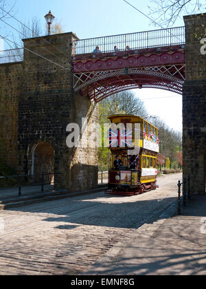 En passant sous le Tram Vintage Bowes-Lyon Bidge Crich au Musée de tramway, Crich,Matlock Derbyshire, Royaume-Uni., Banque D'Images