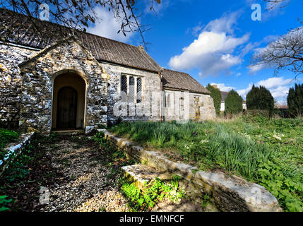 L'église est l'édifice majeur dans le minuscule hameau pittoresque de chalets (Piddle flaque) dans le Dorset, Angleterre, Royaume-Uni. Banque D'Images