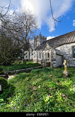 L'église est l'édifice majeur dans le minuscule hameau pittoresque de chalets (Piddle flaque) dans le Dorset, Angleterre, Royaume-Uni. Banque D'Images