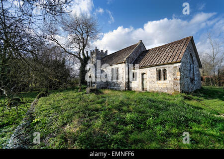 L'église est l'édifice majeur dans le minuscule hameau pittoresque de chalets (Piddle flaque) dans le Dorset, Angleterre, Royaume-Uni. Banque D'Images