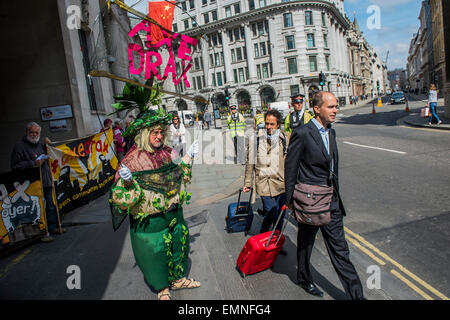 Londres, Royaume-Uni. 22 avr, 2015. La protestation contre le Drax AGA, de l'épicerie de Hall. Marée montante et Biofuelwatch tenter de dénoncer et s'opposer à la combustion de biomasse et de charbon. Ils affirment que Drax Power Station a "ouvert la voie pour l'industrie : le lobbying ; greenwashing ; la conversion et la construction de l'infrastructure nécessaire ; et la coupe très grande biodiversité forêts indigènes dans le sud des États-Unis et au Canada". Ils croient également que 'Drax est un exemple de beaucoup de ce qui est mal avec la politique énergétique du Royaume-Uni et de l'énergie renouvelable "subventions". Crédit : Guy Bell/Alamy Live News Banque D'Images