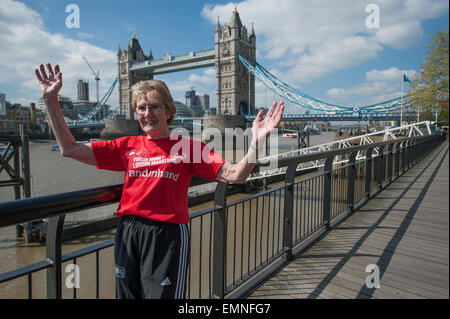 Tower Hotel, Londres, Royaume-Uni. 22 avril, 2015. Joyce Smith lors d'un photocall à côté de Tower Bridge. Joyce Smith (GB & N.I.) a été le premier du Marathon de Londres women's champion en 1981, remportant la course inaugurale en 2:29:57, devenant la première femme britannique dans l'histoire, et la première femme de plus de 40 ans, pour compléter la distance en moins de deux heures et demie. Credit : Malcolm Park editorial/Alamy Live News Banque D'Images