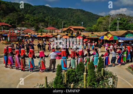 Minorités Liso danser lors d'un festival à Doi Mae Salong, Thaïlande Banque D'Images