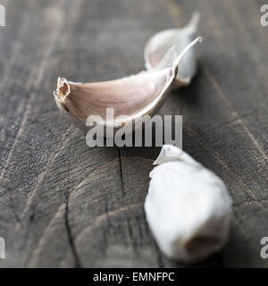 Tête d'ail sur fond de bois rustique, Close up Banque D'Images