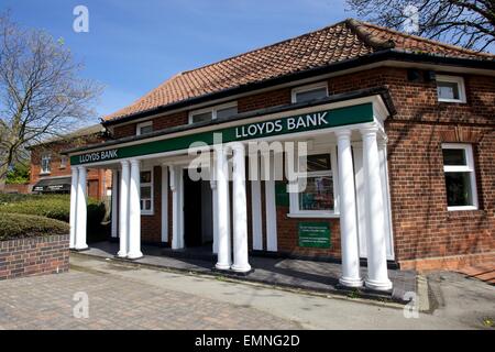 Avant de la Lloyds Bank à Catterick Garrison, célèbre ses 100 ans en affaires cette année Banque D'Images