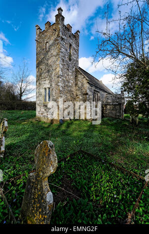 L'église est l'édifice majeur dans le minuscule hameau pittoresque de chalets (Piddle flaque) dans le Dorset, Angleterre, Royaume-Uni. Banque D'Images