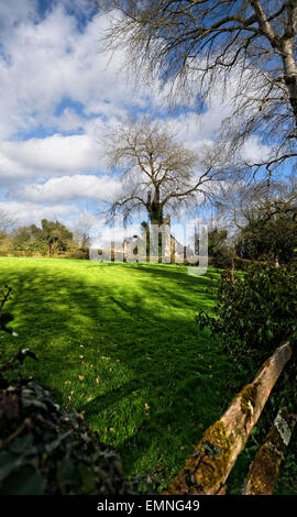 L'église est l'édifice majeur dans le minuscule hameau pittoresque de chalets (Piddle flaque) dans le Dorset, Angleterre, Royaume-Uni. Banque D'Images