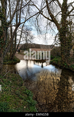 Une Ford près de l'église, l'édifice majeur dans le pittoresque hameau de chalets flaque (Piddle) dans le Dorset, Angleterre, Royaume-Uni. Banque D'Images