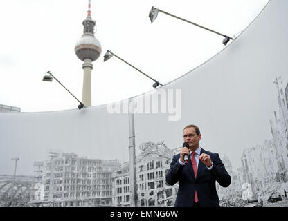 Berlin, Allemagne. 22 avr, 2015. Le maire de Berlin Michael Müller (SPD), devant une photographie historique comme il parle au cours de l'open-air-exposition 'Mai '45 Fruehling à Berlin - 70 Jahre Kriegsend» (mai '45 printemps à Berlin - 70 ans après la fin de la guerre) sur la place Alexanderplatz à Berlin, Allemagne, 22 avril 2015. Divers événements et expositions sur la vie quotidienne de Berlinois en mai 1945 sont détenus sont divers endroits autour de Berlin pour commémorer la fin de la Seconde Guerre mondiale. Photo : Britta Pedersen/dpa/Alamy Live News Banque D'Images