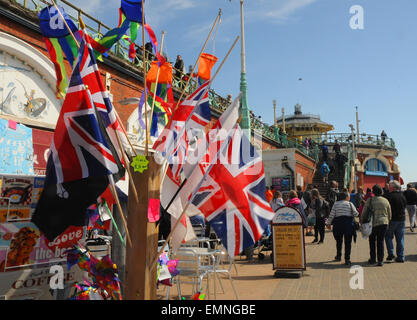 La foule sur le front de mer de Brighton, East Sussex Banque D'Images