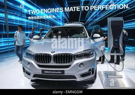 Shanghai, Chine. 22 avr, 2015. Une BMW X5 xDrive40e voiture hybride est affichée à l'industrie de l'Automobile International de Shanghai 2015 Exposition Universelle de Shanghai, Chine, le 22 avril 2015. Un total de 1 343 véhicules complets ont été affichés, y compris les nouvelles nationales et internationales 103 véhicules de l'énergie et de 47 concept cars. Credit : Pei Xin/Xinhua/Alamy Live News Banque D'Images