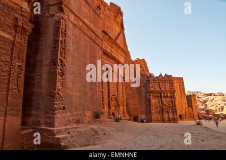 Les touristes à pied dans l'une des sept merveilles du monde - ville rouge de Petra en Jordanie. Banque D'Images