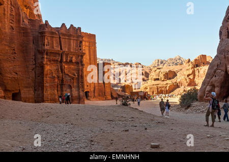 Les touristes à pied dans l'une des sept merveilles du monde - ville rouge de Petra en Jordanie. Banque D'Images