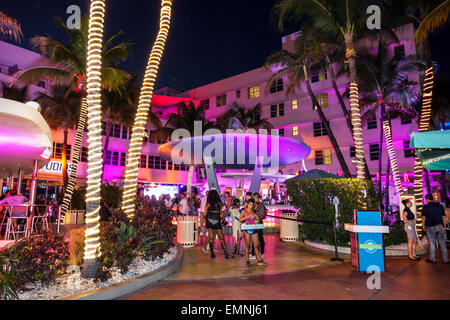 Miami Beach Florida, Ocean Drive, Clevelander, hôtels d'hôtel motels inn motel, vie nocturne nocturne après la tombée de la nuit, restaurant restaurants repas dinin Banque D'Images