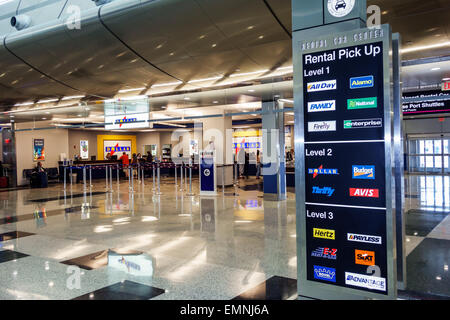 Miami Florida International Airport MIA,location de voiture Centre,centre,intérieur à l'intérieur,entreprises concurrentes,Alamo,Avis,Hertz,panneau,indications,FL150225018 Banque D'Images