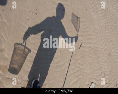 Ombre d'un garçon en crabe sur un beacg Devon UKJ. Banque D'Images