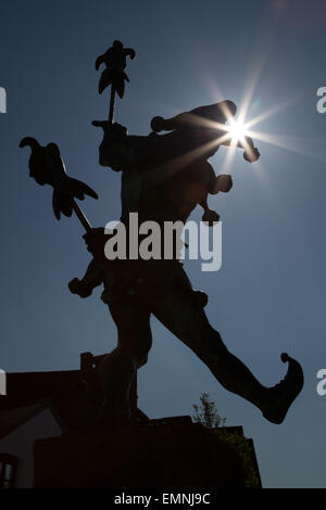 Silhouette d'une statue de jester shakespearien fou sur Henley Street, du centre-ville de Stratford-upon-Avon Warwickshire avec le soleil Banque D'Images