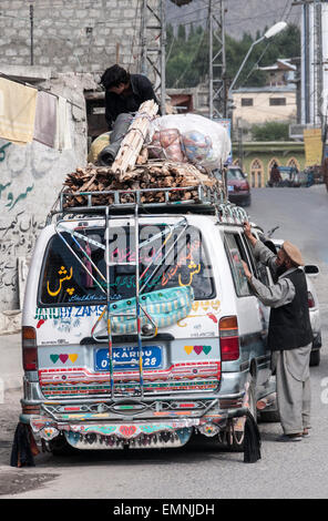 Ville de Skardu et de transport local Banque D'Images