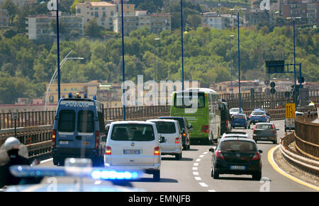 Le bus de l'équipe de Bundesliga allemande soccer club VfL Wolfsburg, escorté par la police, fait son chemin à travers Naples, Italie, 22 avril 2015. VfL Wolfsburg devra faire face au cours de la SSC Napoli Europa League quart de finale deuxième leg match de foot le 23 avril 2015. PHOTO : PETER STEFFEN/dpa Banque D'Images