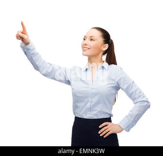 Young businesswoman working avec écran virtuel Banque D'Images