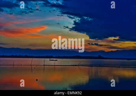 Magnifique coucher de soleil au lac Phayao Kwan Phayao/ dans la province de Phayao, au nord de la Thaïlande Banque D'Images