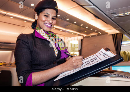 Virginia,Dulles,aéroport international,IAD,terminal,Etihad Airways,classe,à bord,cabine,femme asiatique femme femme,agent de vol,uniforme,écriture,enquête Banque D'Images