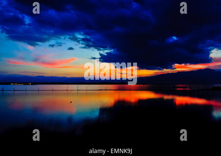 Magnifique coucher de soleil au lac Phayao Kwan Phayao/ dans la province de Phayao, au nord de la Thaïlande Banque D'Images