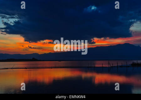 Magnifique coucher de soleil au lac Phayao Kwan Phayao/ dans la province de Phayao, au nord de la Thaïlande Banque D'Images