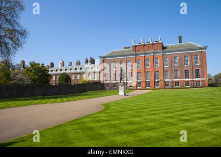 Une vue sur le magnifique palais de Kensington à Londres avec la statue du roi Guillaume III au premier plan. Banque D'Images