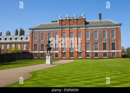 Une vue sur le magnifique palais de Kensington à Londres avec la statue du roi Guillaume III au premier plan. Banque D'Images
