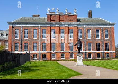 Une vue sur le magnifique palais de Kensington à Londres avec la statue du roi Guillaume III au premier plan. Banque D'Images