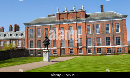 Une vue sur le magnifique palais de Kensington à Londres avec la statue du roi Guillaume III au premier plan. Banque D'Images
