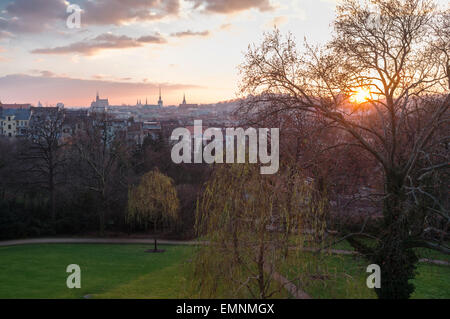 Aperçu de Brno au coucher du soleil des jardins de la Villa Tugendhat. Brno, République Tchèque Banque D'Images