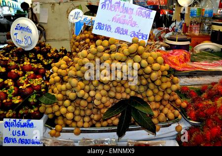 Bangkok, Thaïlande : fruits Longon (centre) avec les mangoustans (à gauche) et aux ramboutans (droite) lors de l'Ou Tor Kor Food Market Hall Banque D'Images