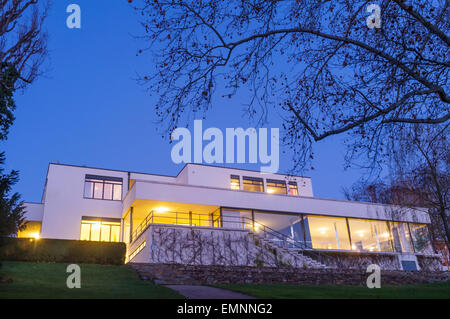 Villa Tugendhat au crépuscule. Mies van der Rohe a construit entre 1928 et 1930, devint rapidement une icône du modernisme. Brno, Czech Republi Banque D'Images