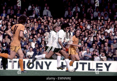 Fulham v Wolverhampton Wanderers. Rodney Marsh et George Best. 11 septembre 1976. Banque D'Images