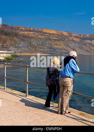 Les touristes sur la falaise est un mur de défense côtière et maritime à Lyme Regis Dorset England UK construit 2014 pour empêcher l'érosion côtière Banque D'Images