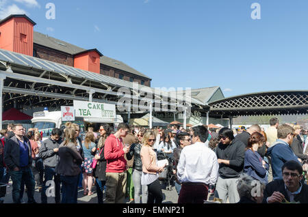 Les visiteurs appréciant les Digbeth Food Festival à Birmingham Banque D'Images