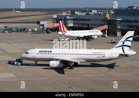 Aegean Airlines Airbus A320, avion de l'Aéroport International de Düsseldorf Allemagne Banque D'Images