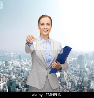 Smiling businesswoman with folder et clés Banque D'Images