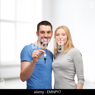 Smiling couple holding keys Banque D'Images