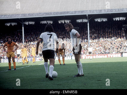 Fulham v Wolverhampton Wanderers. Rodney Marsh et George Best prendre un coup franc. 11 septembre 1976. Banque D'Images